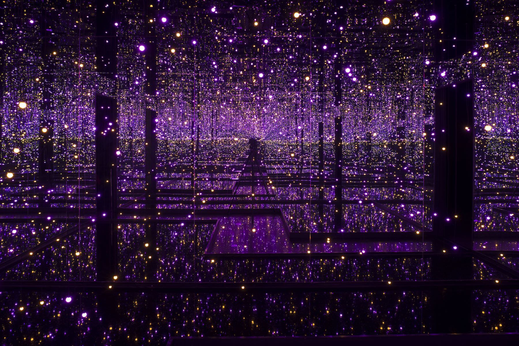 Yayoi Kusama Infinity Mirrored Room - Filled with the Brilliance of Life (Végtelen tükörszoba – Az élet nagyszerűségével teli) 2011/2017 Tate Presented by the artist, Ota Fine Arts and Victoria Miro 2015, accessioned 2019 © YAYOI KUSAMA